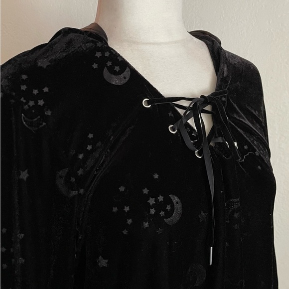 SPIRIT Velvet Burnout Hooded Bell Sleeve Dress - Picture 6 of 9